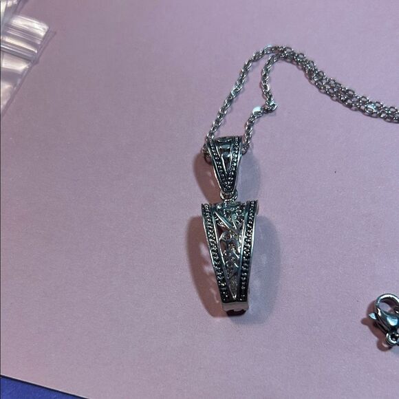 Elegant Silver Necklace and Pendant Set - Picture 2 of 4